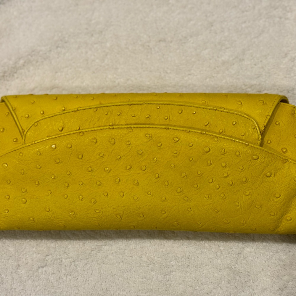 Ostrich clutch